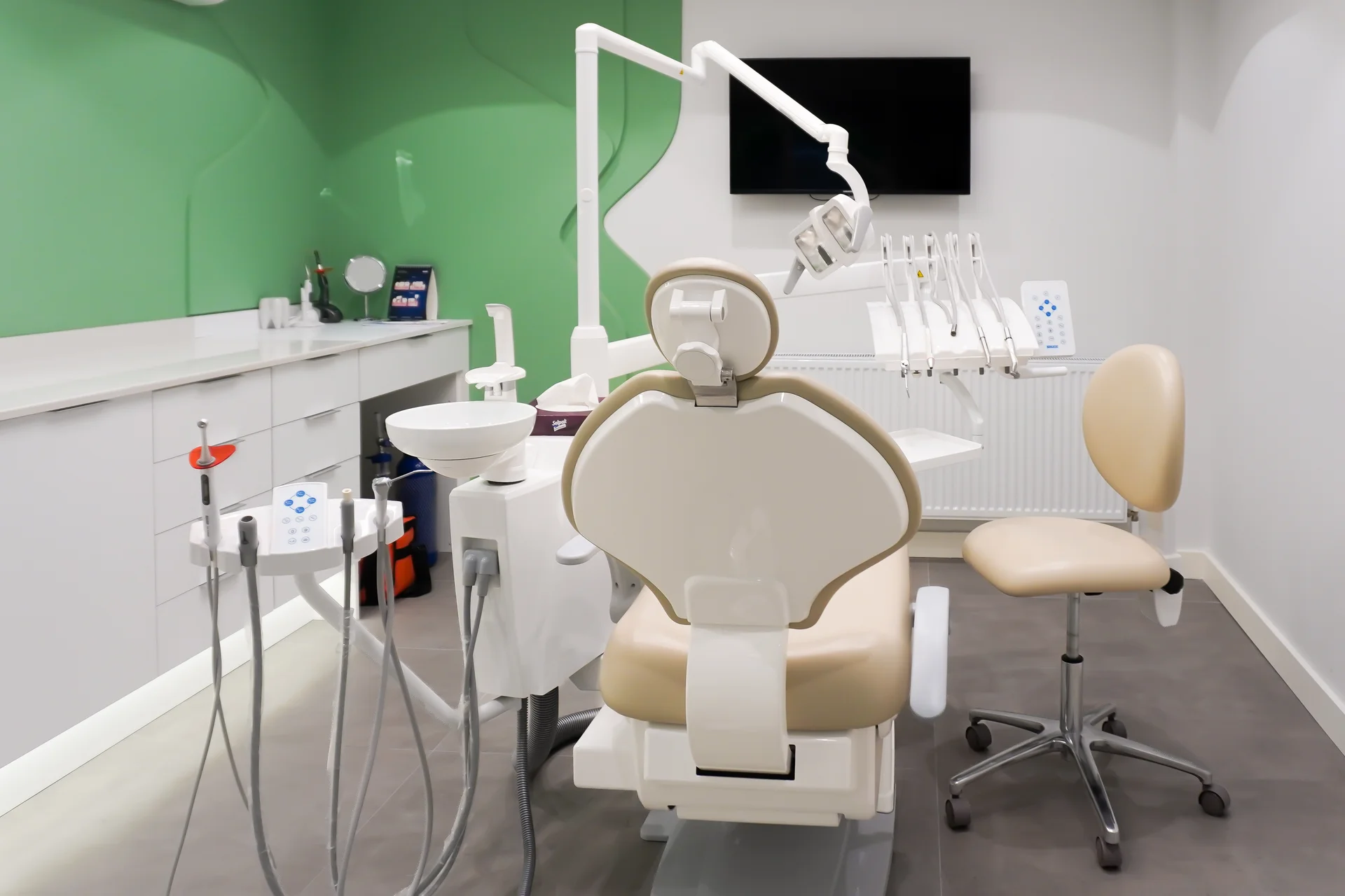 Hasta tedavi koltuğu ve LED aydınlatma sistemi