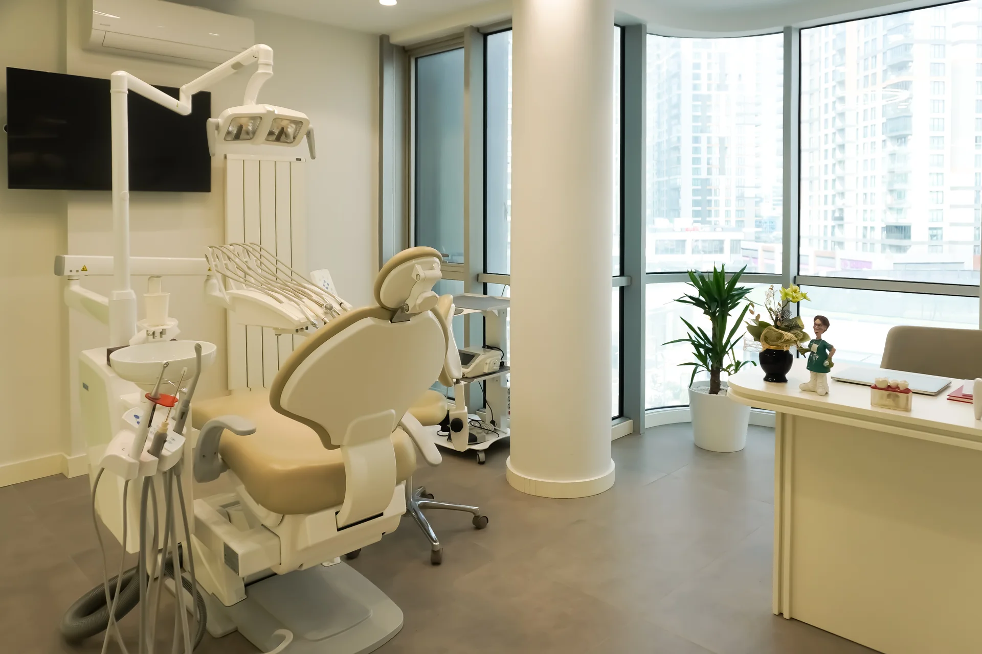 Mikroskop destekli tedavi ünitesi